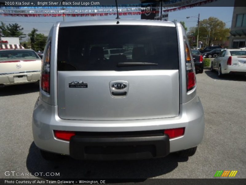 Bright Silver / Black Soul Logo Cloth 2010 Kia Soul +