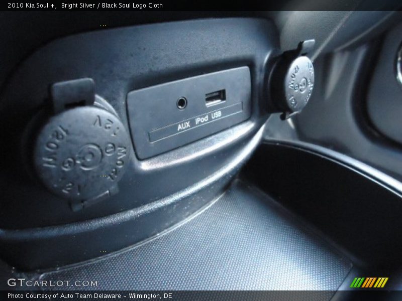 Bright Silver / Black Soul Logo Cloth 2010 Kia Soul +