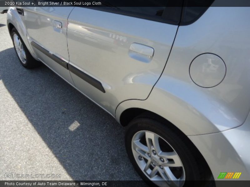 Bright Silver / Black Soul Logo Cloth 2010 Kia Soul +
