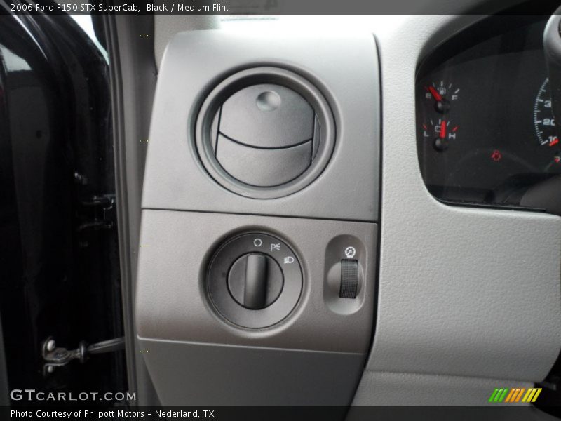 Black / Medium Flint 2006 Ford F150 STX SuperCab