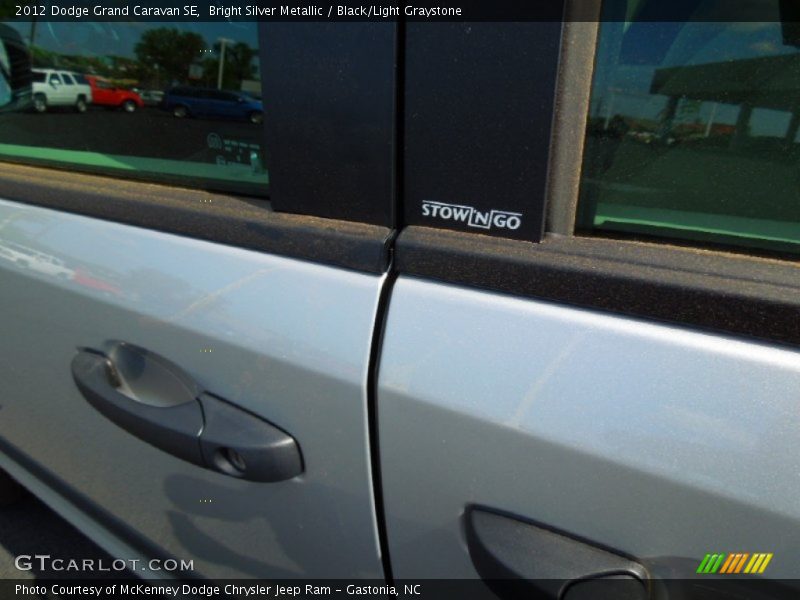 Bright Silver Metallic / Black/Light Graystone 2012 Dodge Grand Caravan SE