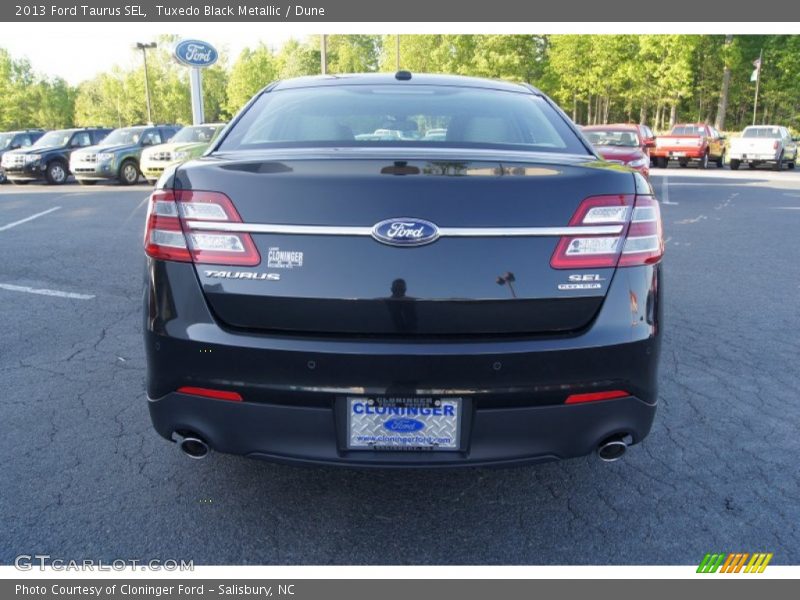 Tuxedo Black Metallic / Dune 2013 Ford Taurus SEL