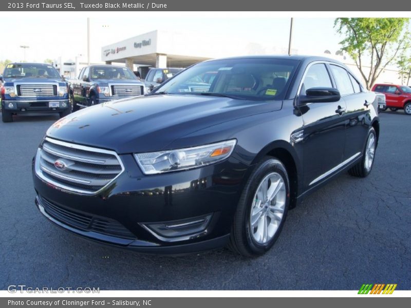 Front 3/4 View of 2013 Taurus SEL