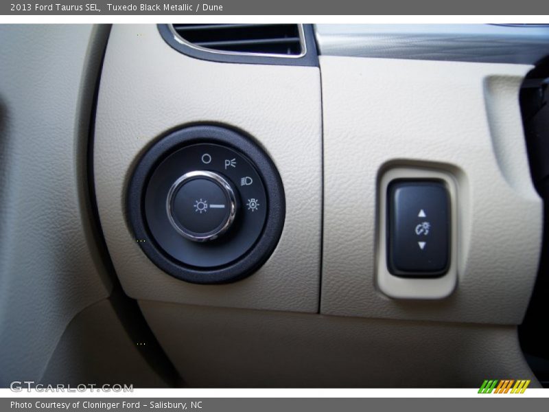 Tuxedo Black Metallic / Dune 2013 Ford Taurus SEL