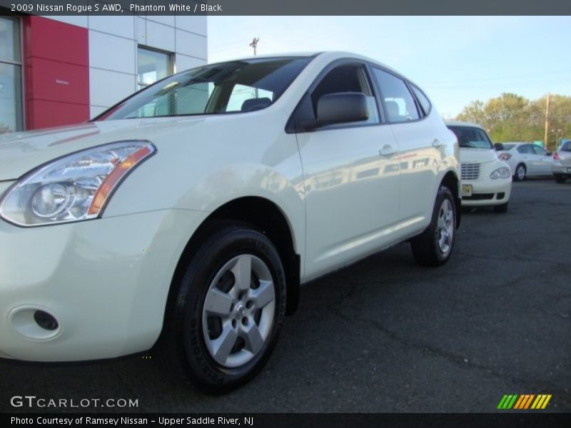 Phantom White / Black 2009 Nissan Rogue S AWD
