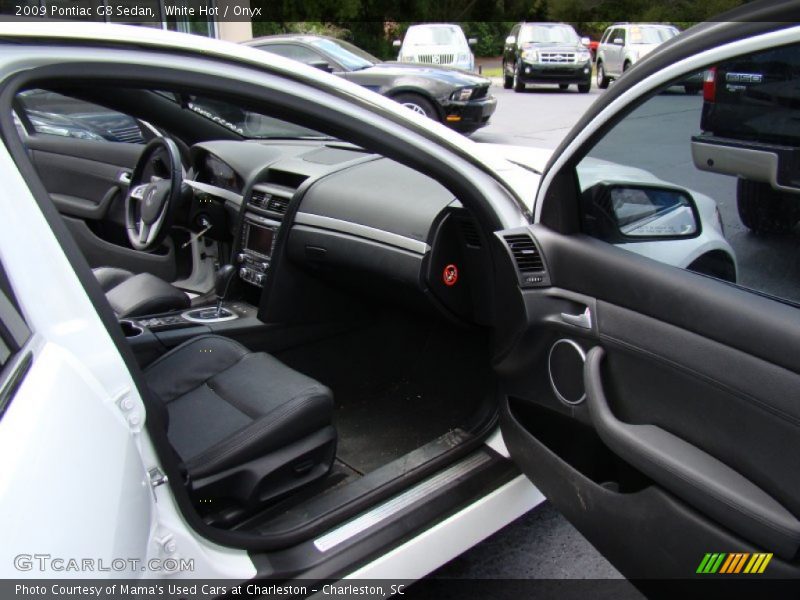 White Hot / Onyx 2009 Pontiac G8 Sedan