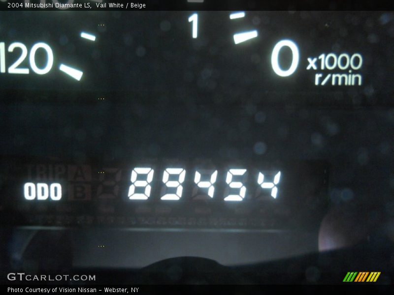 Vail White / Beige 2004 Mitsubishi Diamante LS