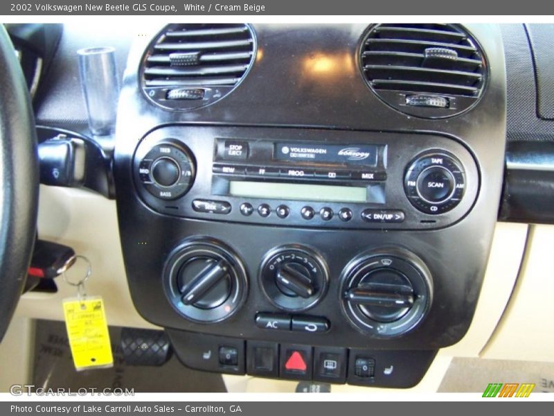White / Cream Beige 2002 Volkswagen New Beetle GLS Coupe
