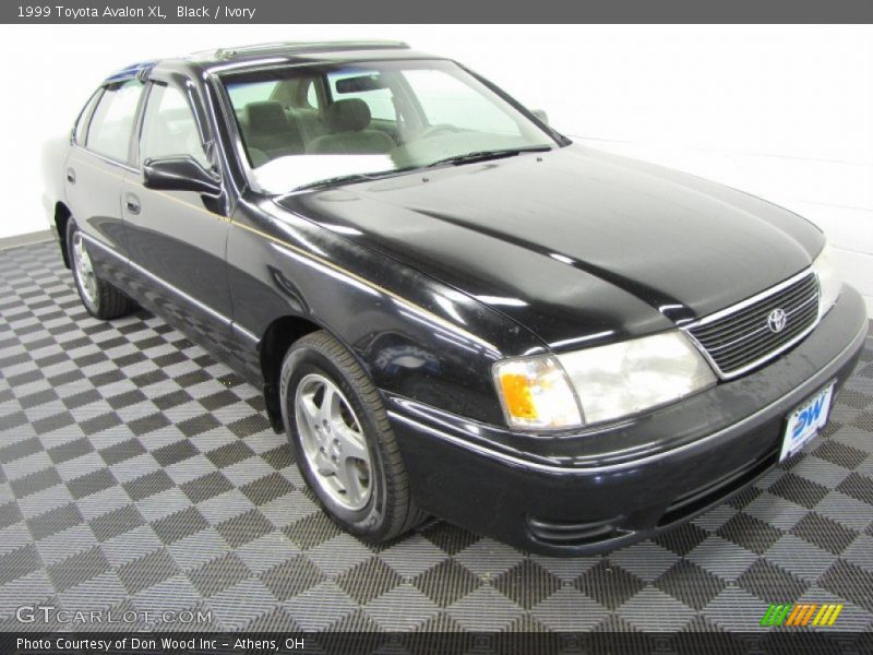Black / Ivory 1999 Toyota Avalon XL