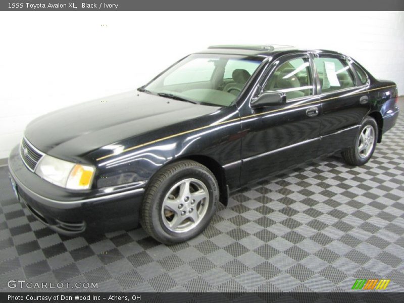 Black / Ivory 1999 Toyota Avalon XL