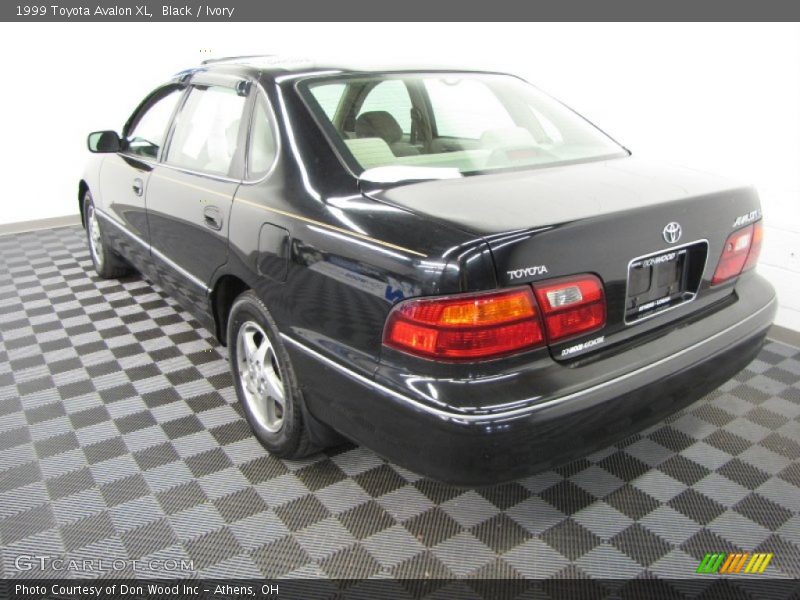 Black / Ivory 1999 Toyota Avalon XL