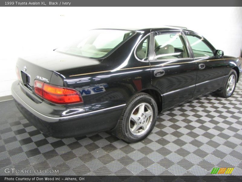 Black / Ivory 1999 Toyota Avalon XL