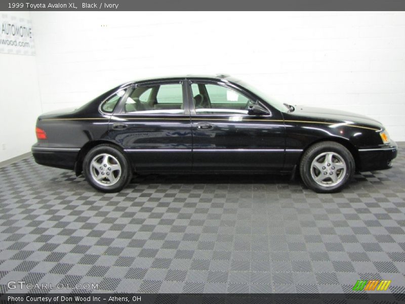 Black / Ivory 1999 Toyota Avalon XL