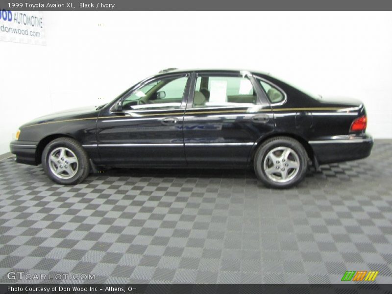 Black / Ivory 1999 Toyota Avalon XL