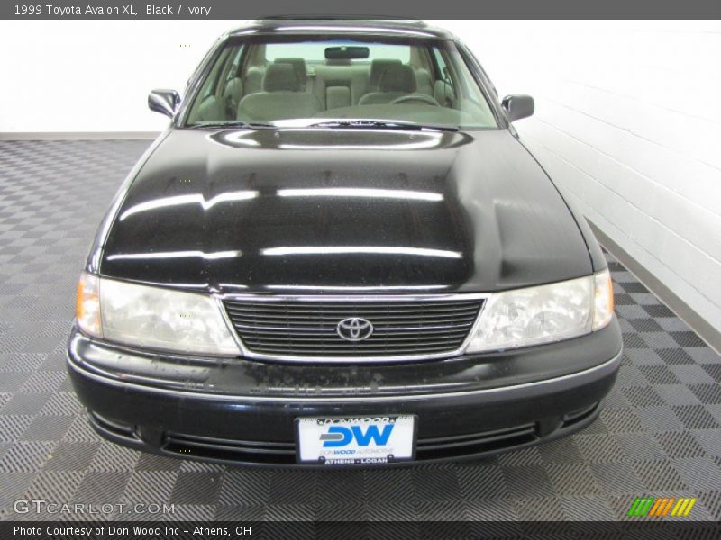 Black / Ivory 1999 Toyota Avalon XL