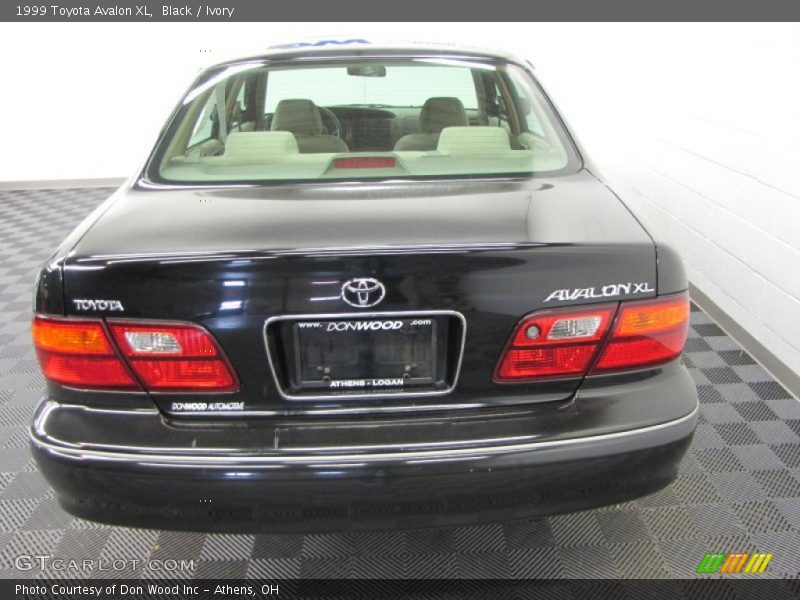 Black / Ivory 1999 Toyota Avalon XL