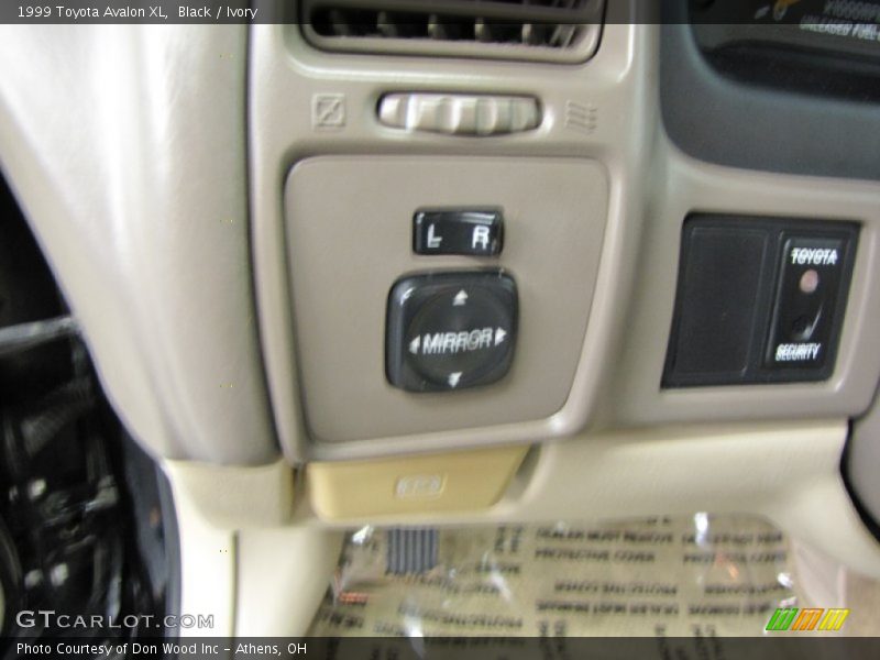 Black / Ivory 1999 Toyota Avalon XL