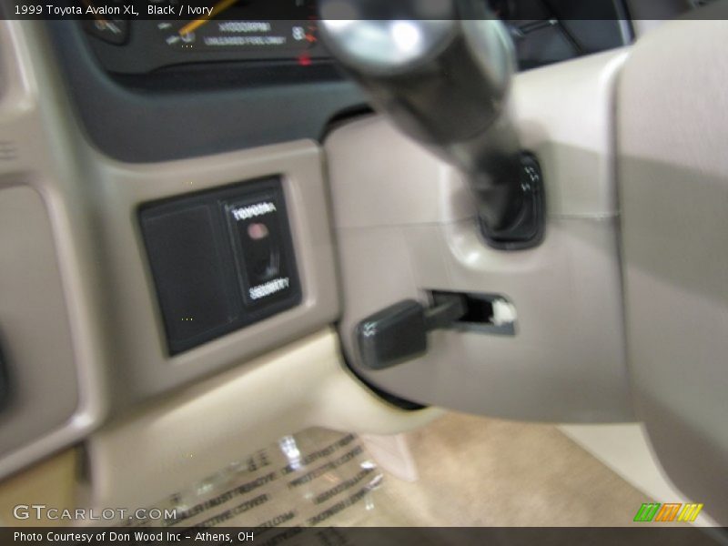 Black / Ivory 1999 Toyota Avalon XL