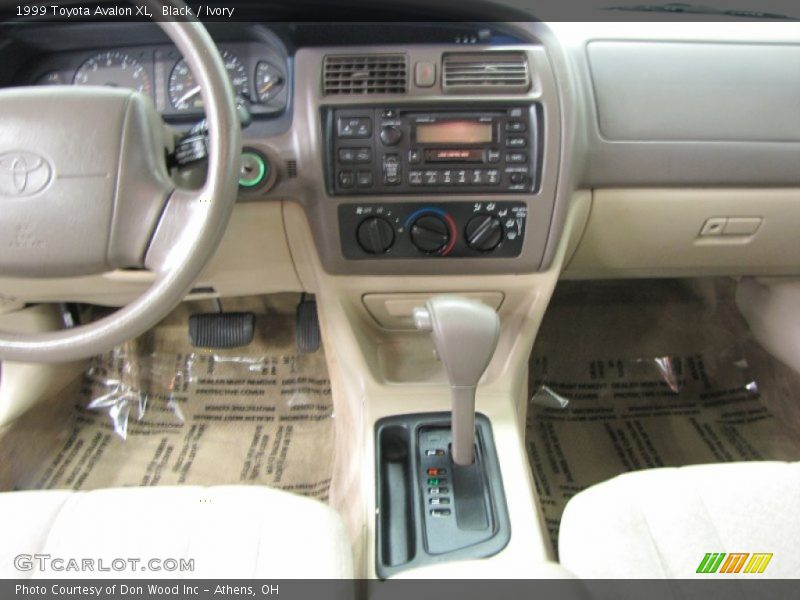 Black / Ivory 1999 Toyota Avalon XL