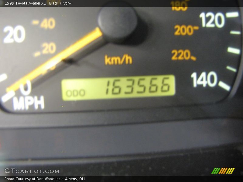 Black / Ivory 1999 Toyota Avalon XL