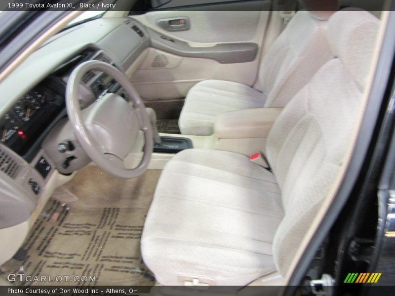 Black / Ivory 1999 Toyota Avalon XL