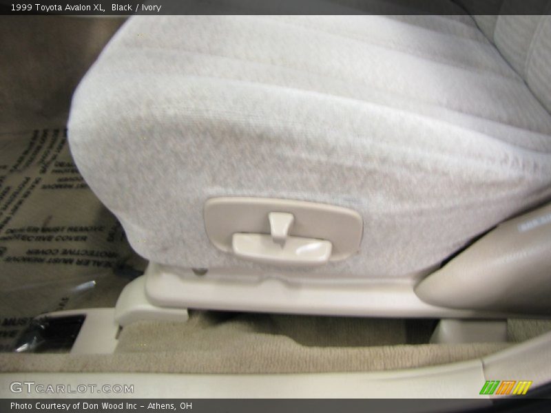 Black / Ivory 1999 Toyota Avalon XL