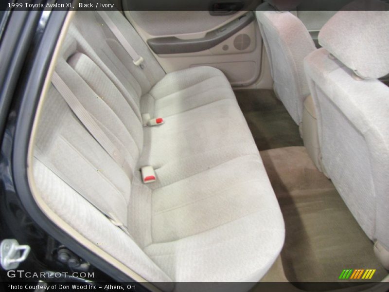 Black / Ivory 1999 Toyota Avalon XL