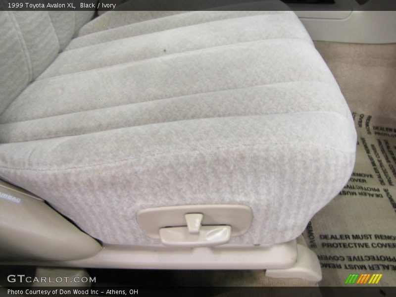 Black / Ivory 1999 Toyota Avalon XL