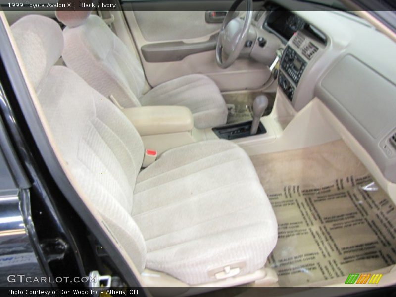 Black / Ivory 1999 Toyota Avalon XL