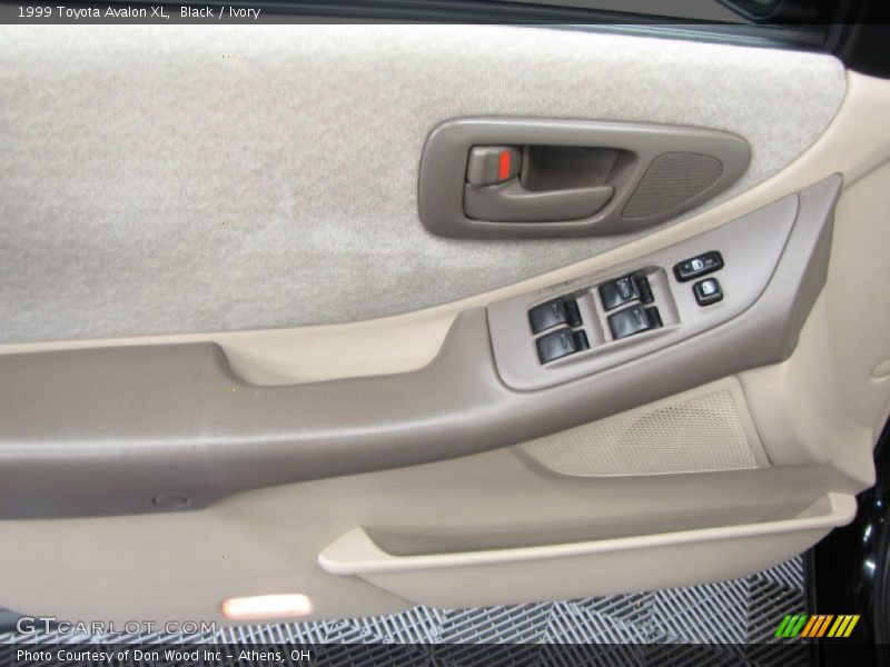Black / Ivory 1999 Toyota Avalon XL