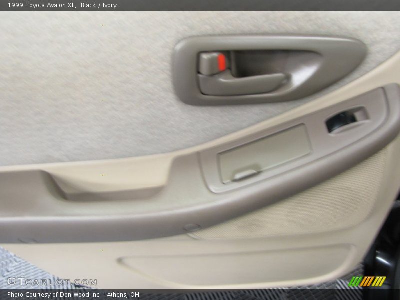 Black / Ivory 1999 Toyota Avalon XL