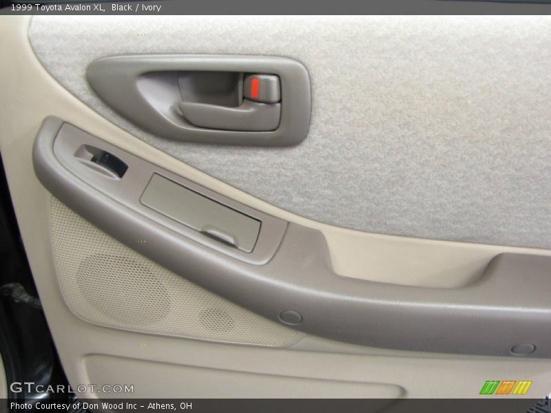 Black / Ivory 1999 Toyota Avalon XL