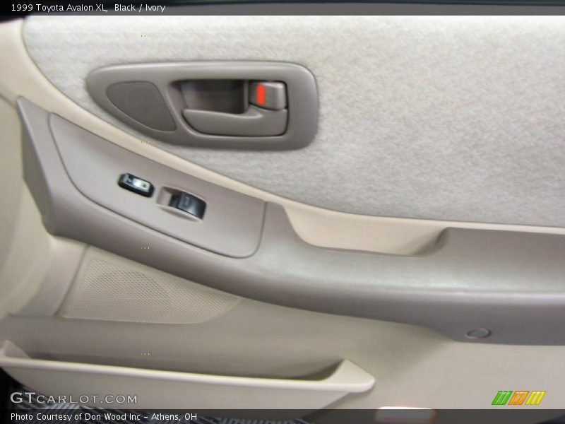 Black / Ivory 1999 Toyota Avalon XL