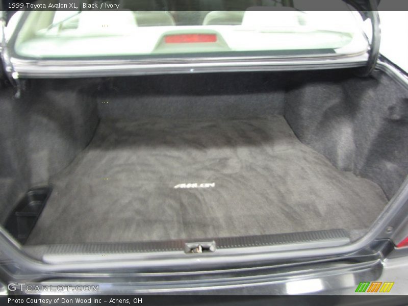 Black / Ivory 1999 Toyota Avalon XL
