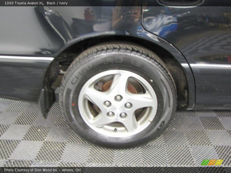 Black / Ivory 1999 Toyota Avalon XL