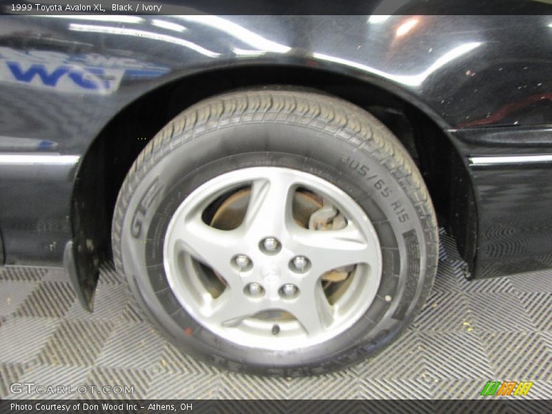 Black / Ivory 1999 Toyota Avalon XL