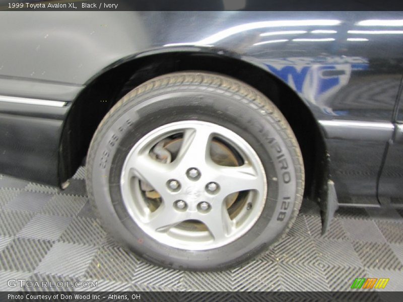 Black / Ivory 1999 Toyota Avalon XL