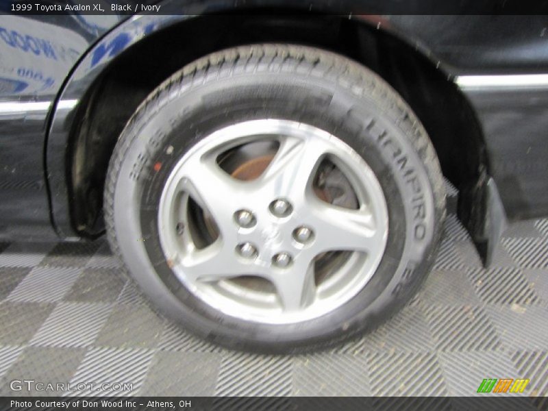 Black / Ivory 1999 Toyota Avalon XL