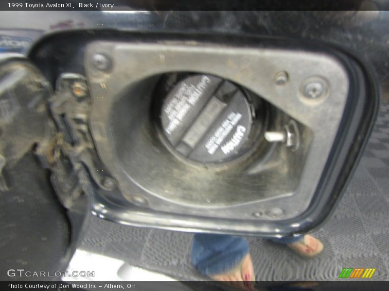 Black / Ivory 1999 Toyota Avalon XL