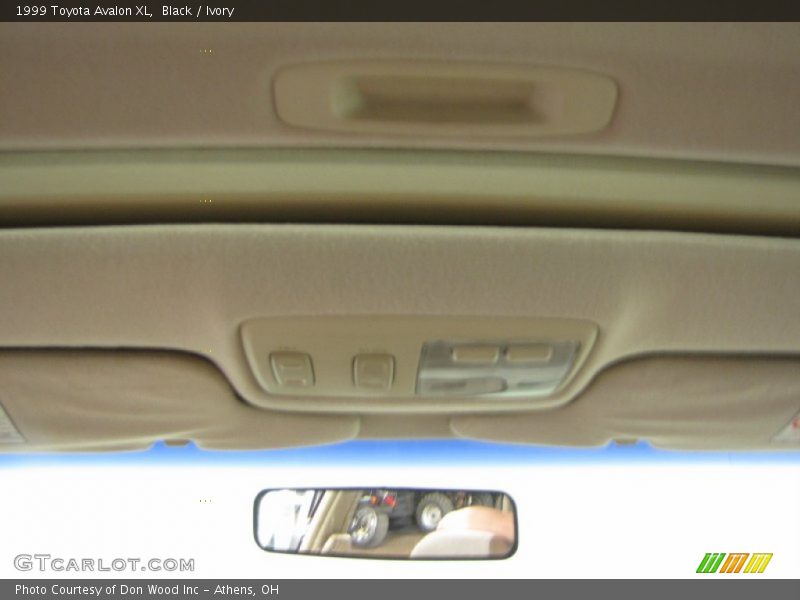 Black / Ivory 1999 Toyota Avalon XL
