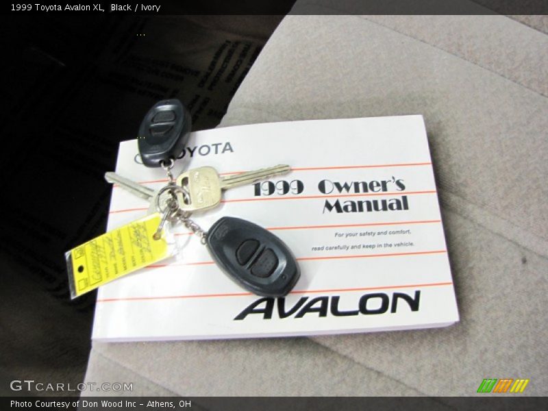 Black / Ivory 1999 Toyota Avalon XL