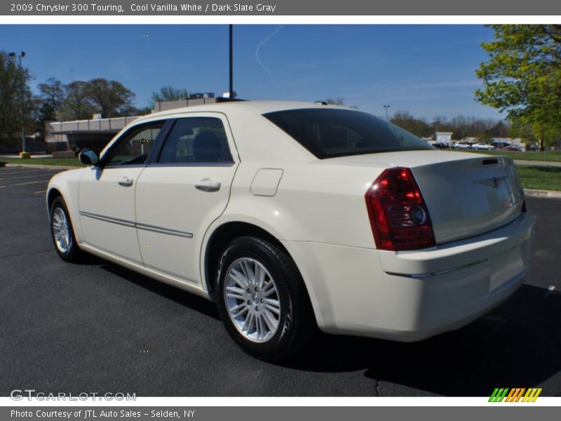 Cool Vanilla White / Dark Slate Gray 2009 Chrysler 300 Touring