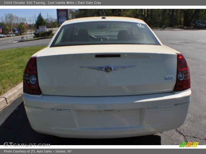 Cool Vanilla White / Dark Slate Gray 2009 Chrysler 300 Touring