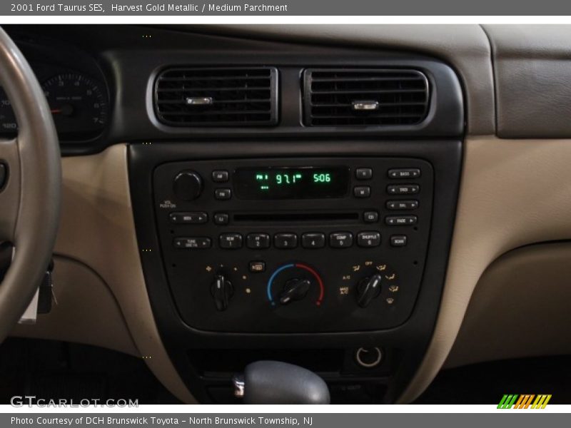 Harvest Gold Metallic / Medium Parchment 2001 Ford Taurus SES