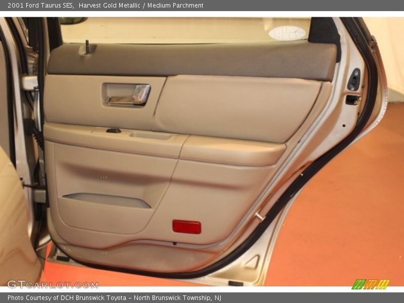 Harvest Gold Metallic / Medium Parchment 2001 Ford Taurus SES