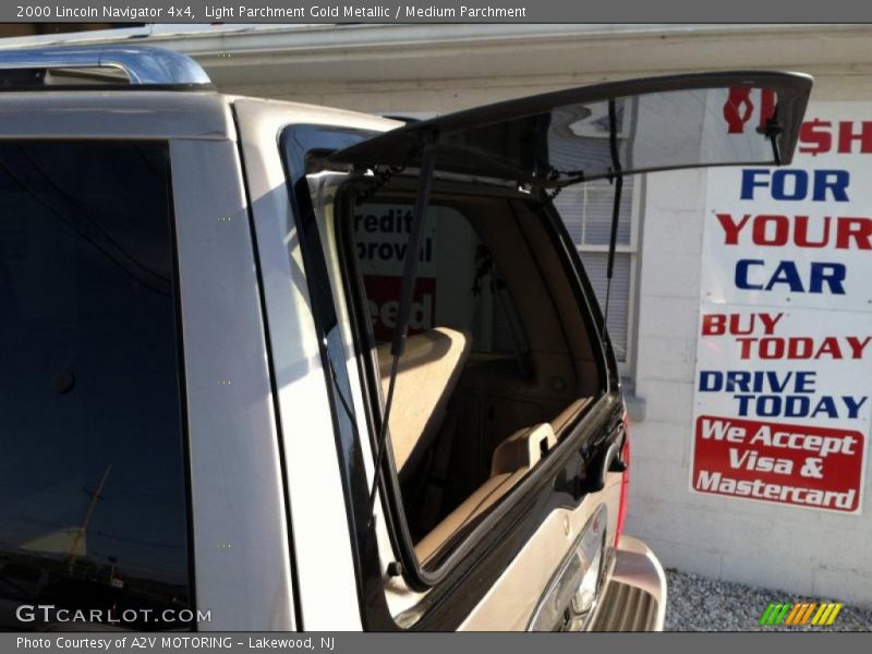 Light Parchment Gold Metallic / Medium Parchment 2000 Lincoln Navigator 4x4