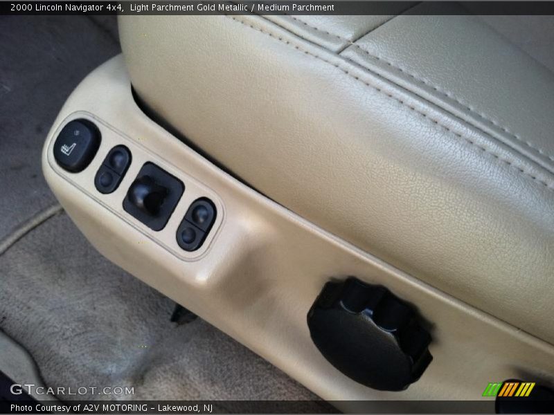 Light Parchment Gold Metallic / Medium Parchment 2000 Lincoln Navigator 4x4