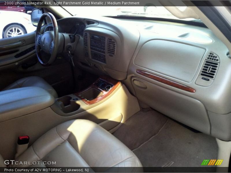 Light Parchment Gold Metallic / Medium Parchment 2000 Lincoln Navigator 4x4