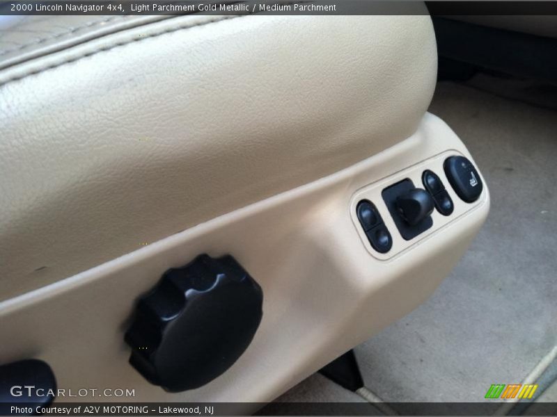 Light Parchment Gold Metallic / Medium Parchment 2000 Lincoln Navigator 4x4