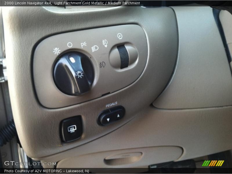 Light Parchment Gold Metallic / Medium Parchment 2000 Lincoln Navigator 4x4